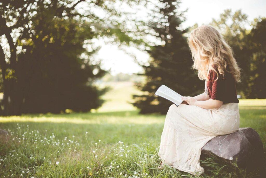がん検診はまだ先と思っていた女性が、静かな時間に情報を読み直すイメージ