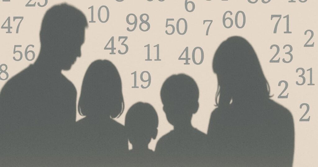 4人家族のシルエットと背景に並ぶ数字。平均生活費や家計データを連想させるイメージ